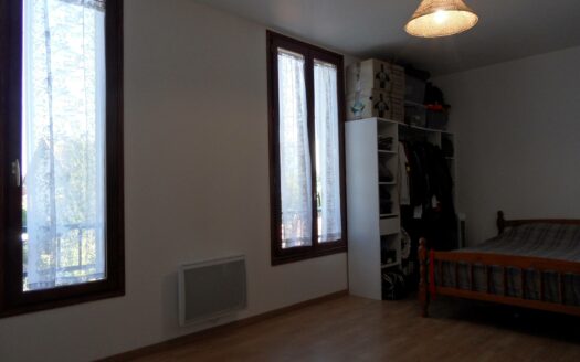 Montgeron La Glacière : maison familiale non-mitoyenne sur un grand terrain, nombreuses dépendances