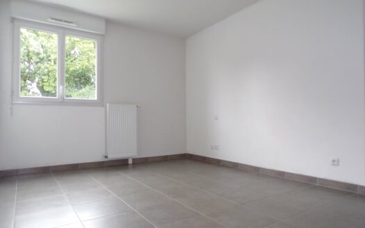 Bourg – proche Lac de la Carrière : T3 récent (2014), lumineux avec terrasse et vue dégagée sans vis-à-vis, 2 parkings