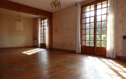 Centre-bourg : maison lumineuse, au calme, au bord d’un ruisseau, atelier et hangar