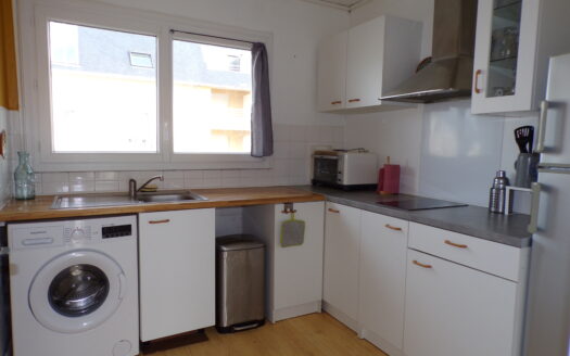 T2 lumineux au pied de la plage, terrasse vue mer sur la plage et le port de plaisance