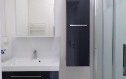 T2 lumineux au pied de la plage, terrasse vue mer sur la plage et le port de plaisance