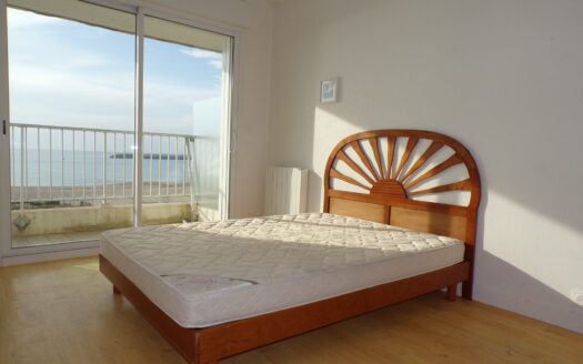 T2 lumineux au pied de la plage, terrasse vue mer sur la plage et le port de plaisance