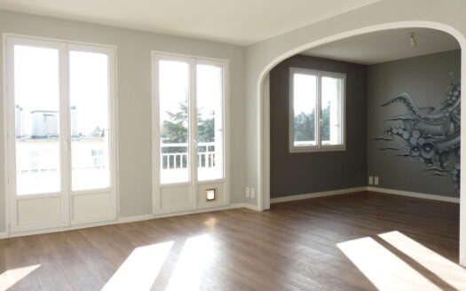 Appartement traversant 88 m2, 3 chambres, balcon