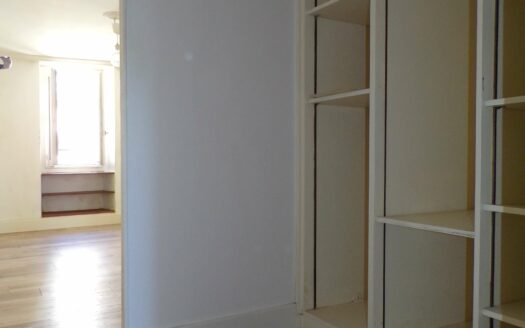 Nantes Cathédrale St Pierre – Gare Nord : T2 au calme, lumineux