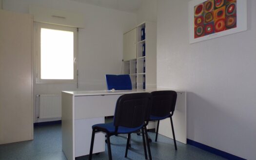 Chartres-de-Bretagne proche mairie : local aménageable en 5 logements, complété par 7 parkings