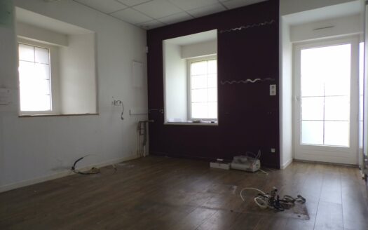 Chartres-de-Bretagne proche mairie : local aménageable en 5 logements, complété par 7 parkings