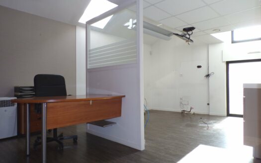 Chartres-de-Bretagne proche mairie : local aménageable en 5 logements, complété par 7 parkings