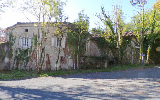 Lamagdelaine : propriété familiale, terrain avec vue panoramique, jardin et terrasse