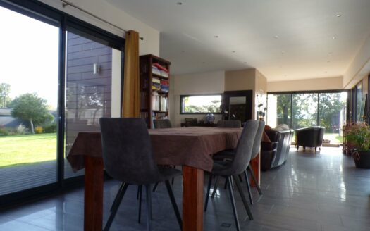 Bobital : maison lumineuse avec piscine, terrasse, jardin, garage double, local indépendant