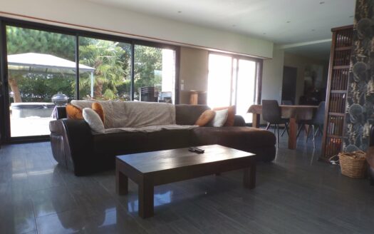 Bobital : maison lumineuse avec piscine, terrasse, jardin, garage double, local indépendant