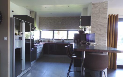 Bobital : maison lumineuse avec piscine, terrasse, jardin, garage double, local indépendant