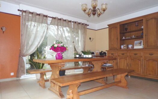 Centre-bourg : maison lumineuse dans un cadre verdoyant avec piscine