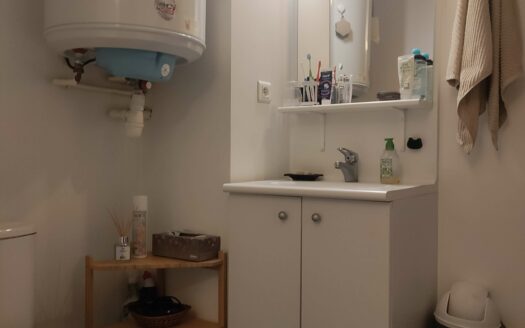 Nantes Hypercentre : studio meublé, état neuf (2003), au calme et lumineux