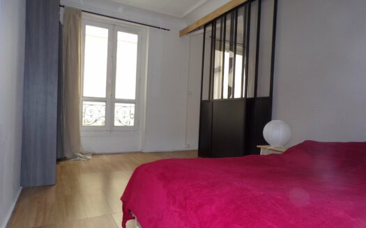 Paris 9ᵉ – Anvers | T2 traversant, calme et lumineux sur cour, sans vis-à-vis