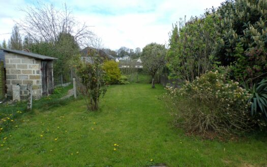 Centre-bourg : ensemble immobilier de 2 appartements avec jardins, libres, fort potentiel