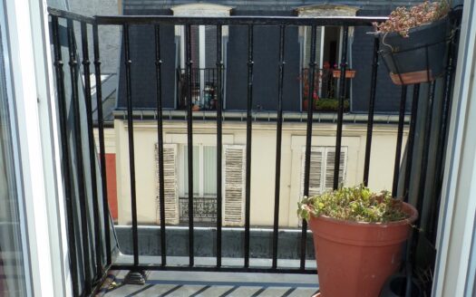 Grandes-Carrières, proche Montmartre – 2 pièces avec balconnet, vue dégagée, lumineux et au calme