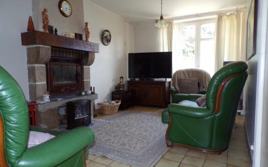 Charmante maison en pierre de plain-pied de 2 chambres avec garage et dépendances