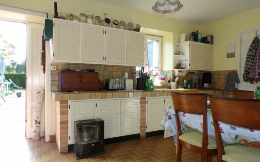 Charmante maison en pierre de plain-pied de 2 chambres avec garage et dépendances