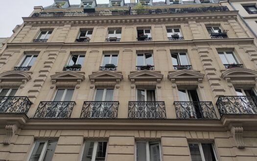 Paris 9ᵉ – Anvers | T2 traversant, calme et lumineux sur cour, sans vis-à-vis